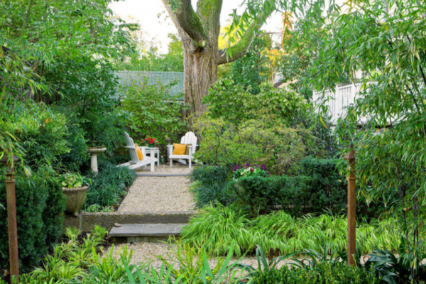 Taman modern dengan pot tanaman besar sebagai poin fokus